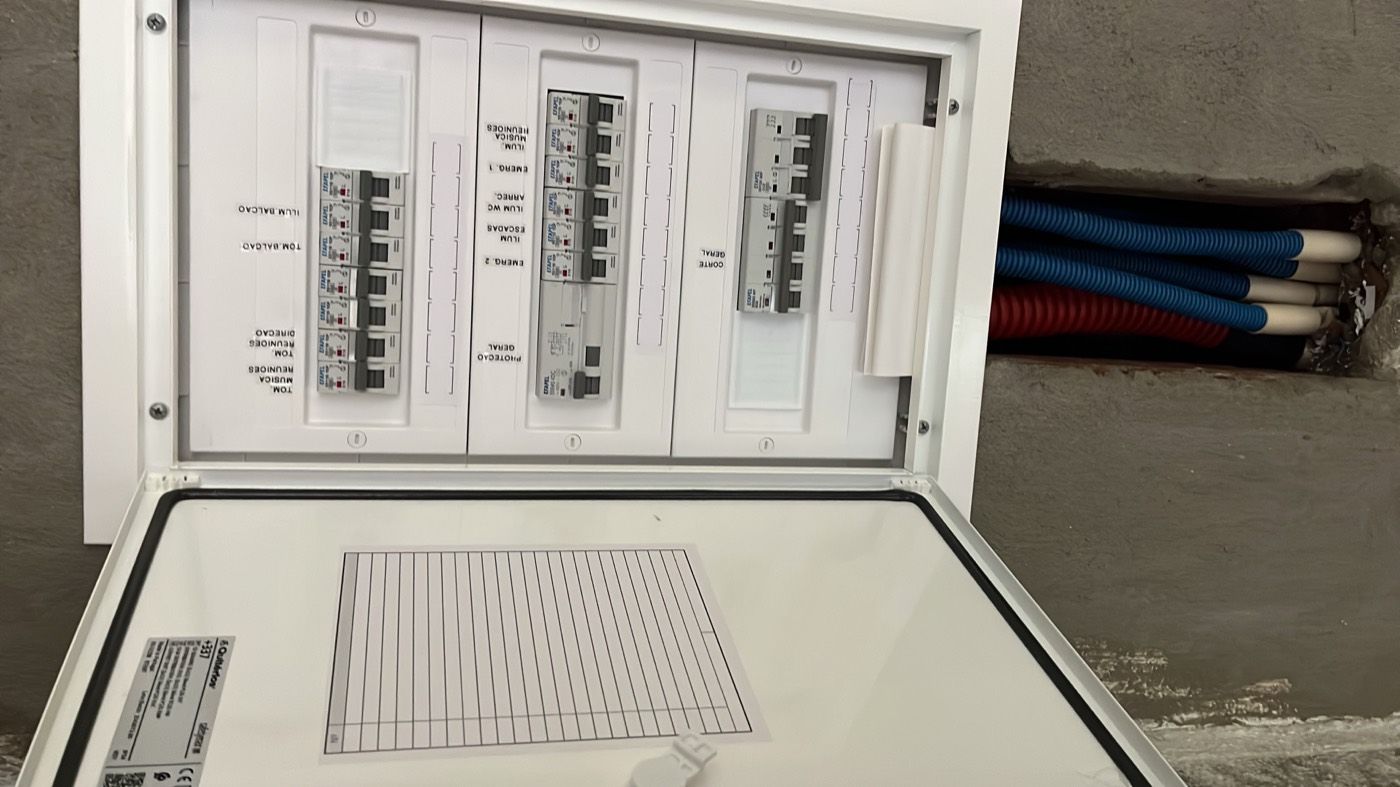 Quadro novo, organizado e etiquetado